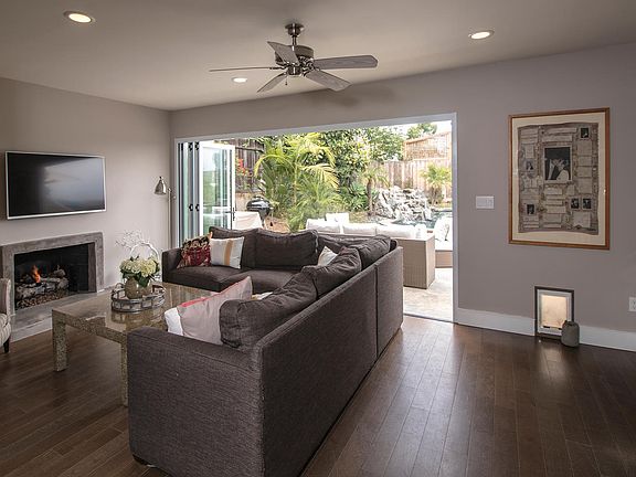 Familyroom door "disappears"