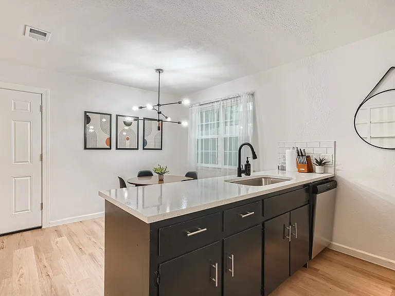 306 E Powell Ln — Photo 27