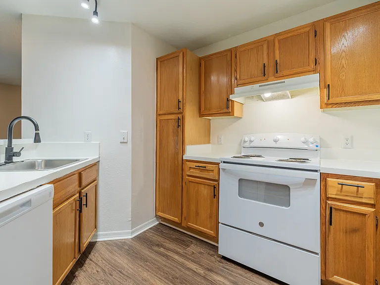 Royal Point Apartments — Photo 33