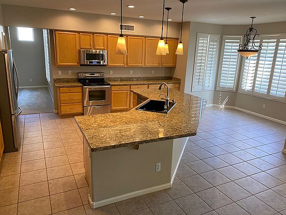 5th image of 731 W Oriole Way