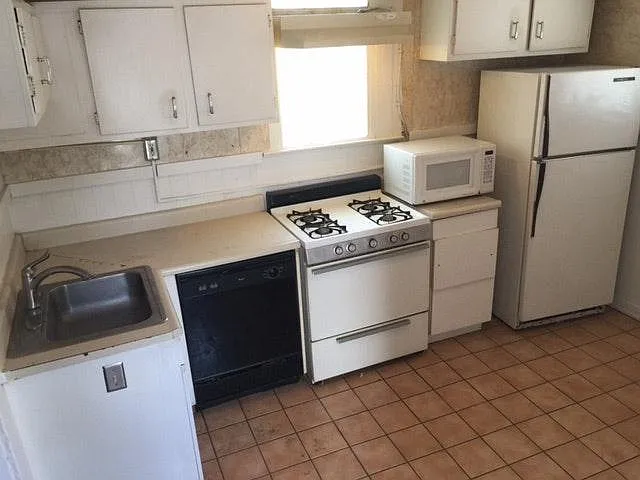 3 bed, 1000 sqft, $1,500 — Photo 2