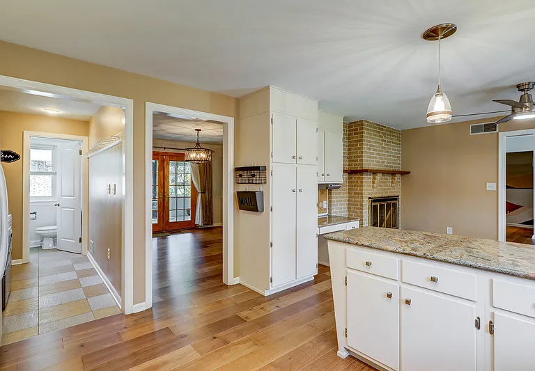 1827 Larchmont Ln — Photo 26