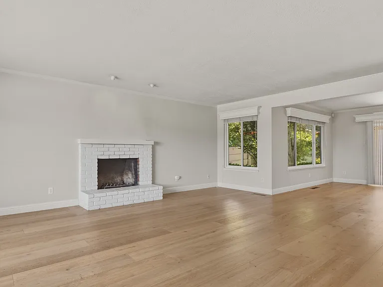 657 Spazier Ave — Photo 10
