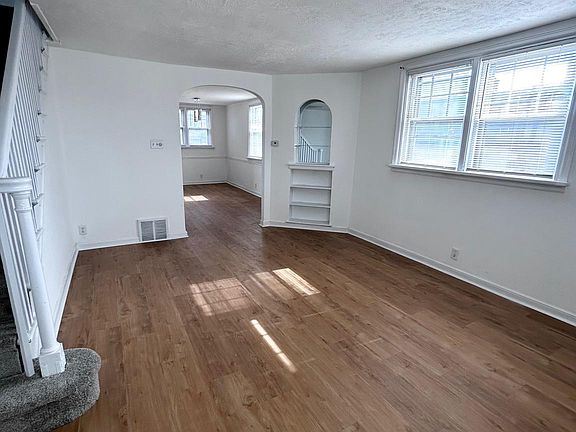 3rd image of 3031 Devereaux Ave