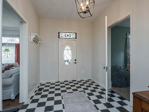 5th image of 112 W Brown St