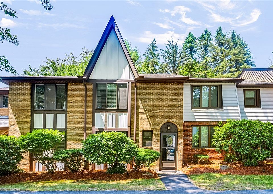 1st image of 8 Cobblestone Ln #8