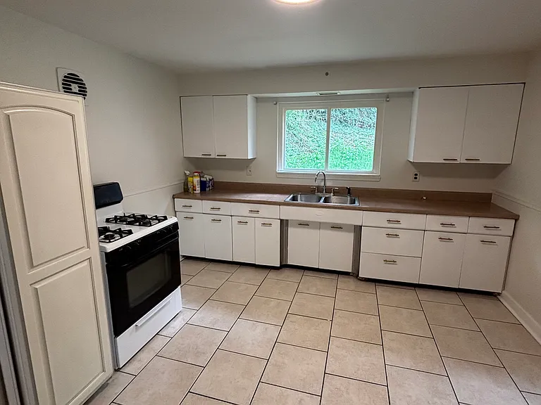 77 Maplewood St — Photo 5