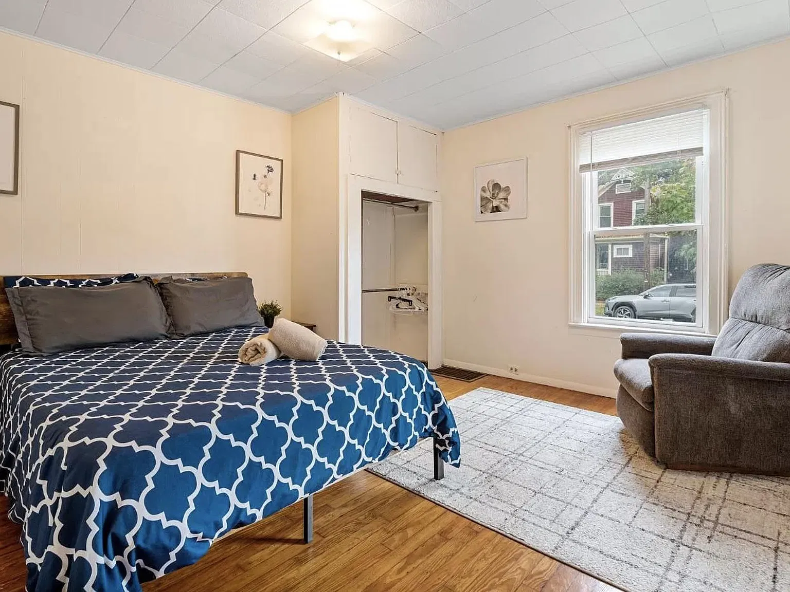 3 bed, 900 sqft, $2,100 — Photo 2
