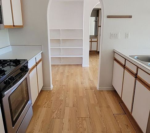 5th image of 130 Sugarloaf St Unit A