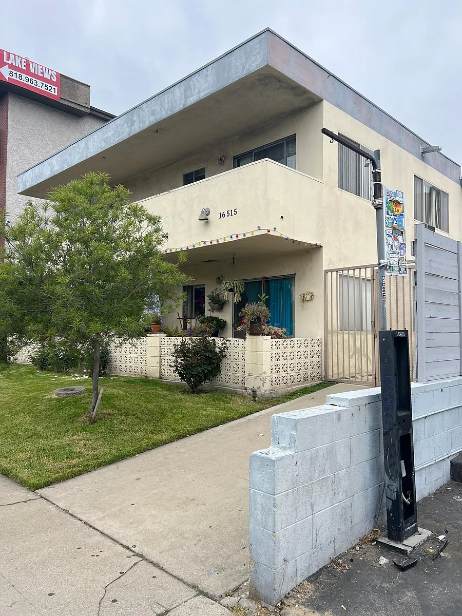 Building Photo - 16515 Victory Blvd