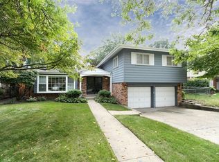 1111 E Viator Ct, Arlington Heights, IL 60004