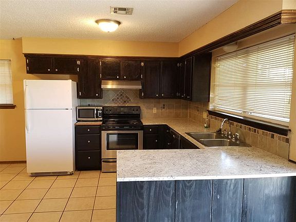 4th image of 5402 NW Cottonwood Dr