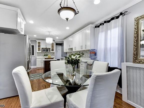 5th image of 582 Rockview Ave