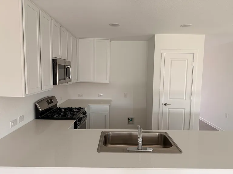 10807 Bernal Cv — Photo 2