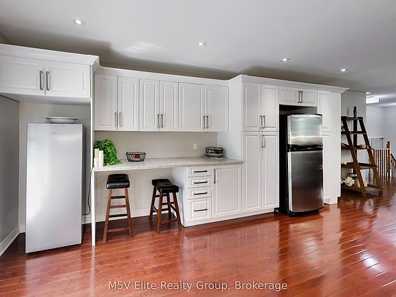 5th image of 46 Royal Orchard Dr