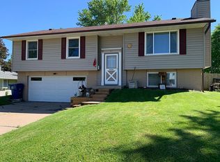 2305 Maplecrest Rd, Bettendorf, IA 52722