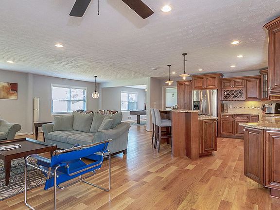 3rd image of 3912 Lake Dr SE