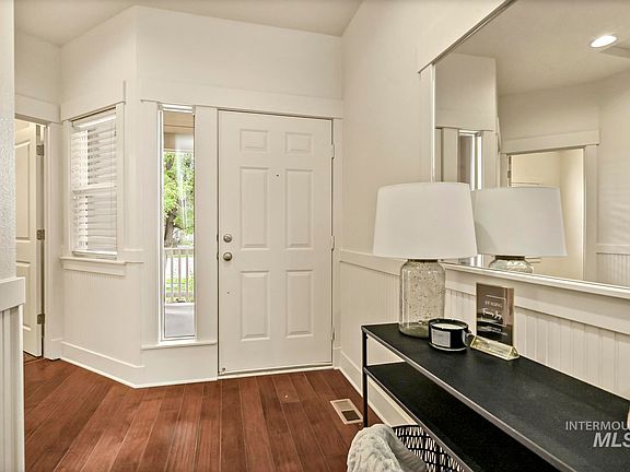 3rd image of 2328 E Clifton Dr