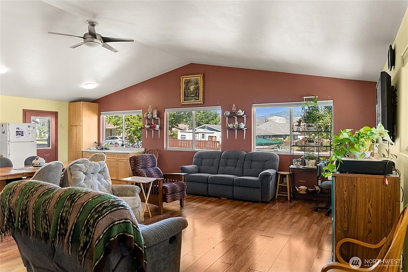 3rd image of 702 Shady Lane