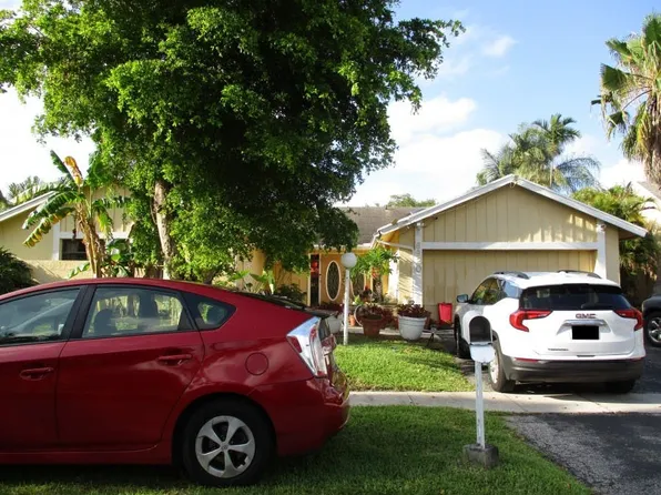 6920 NW 45th St, Lauderhill, FL 33319