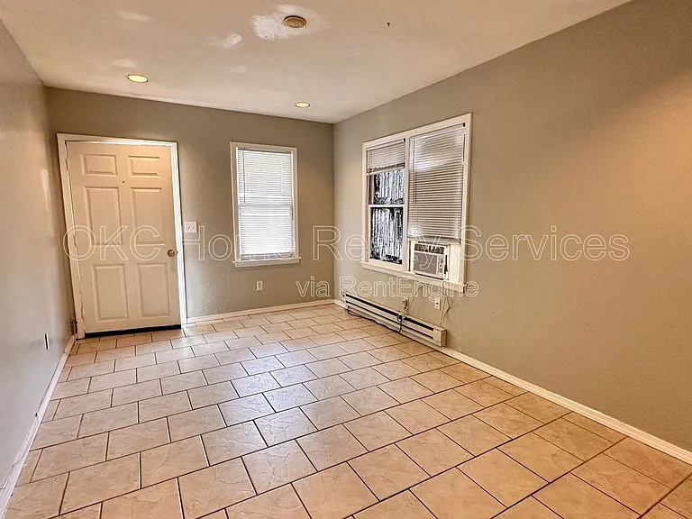 2533 1/2 NW 39th Ter — Photo 4