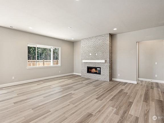 5th image of 15304 205th Avenue E #263