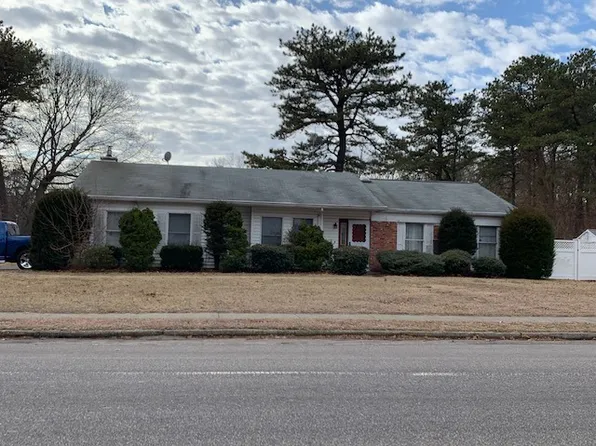 1 Monarch Ave, Selden, NY 11784