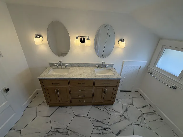 upstairs full bathroom