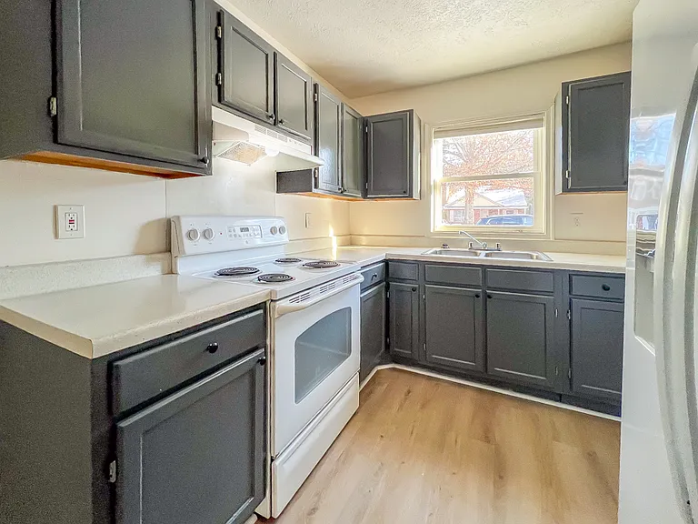 16 Fox Hill Dr — Photo 4