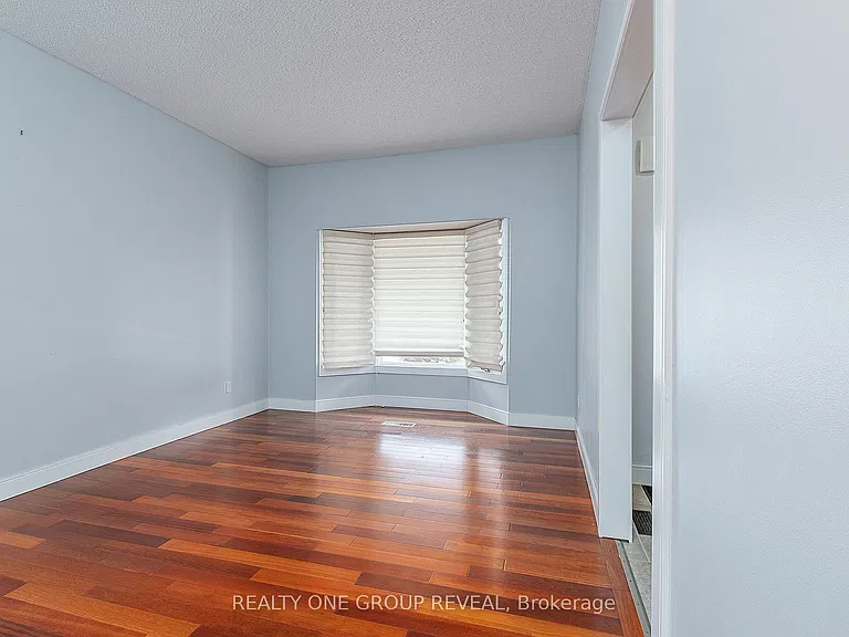 326 Prince Of Wales Dr — Photo 3