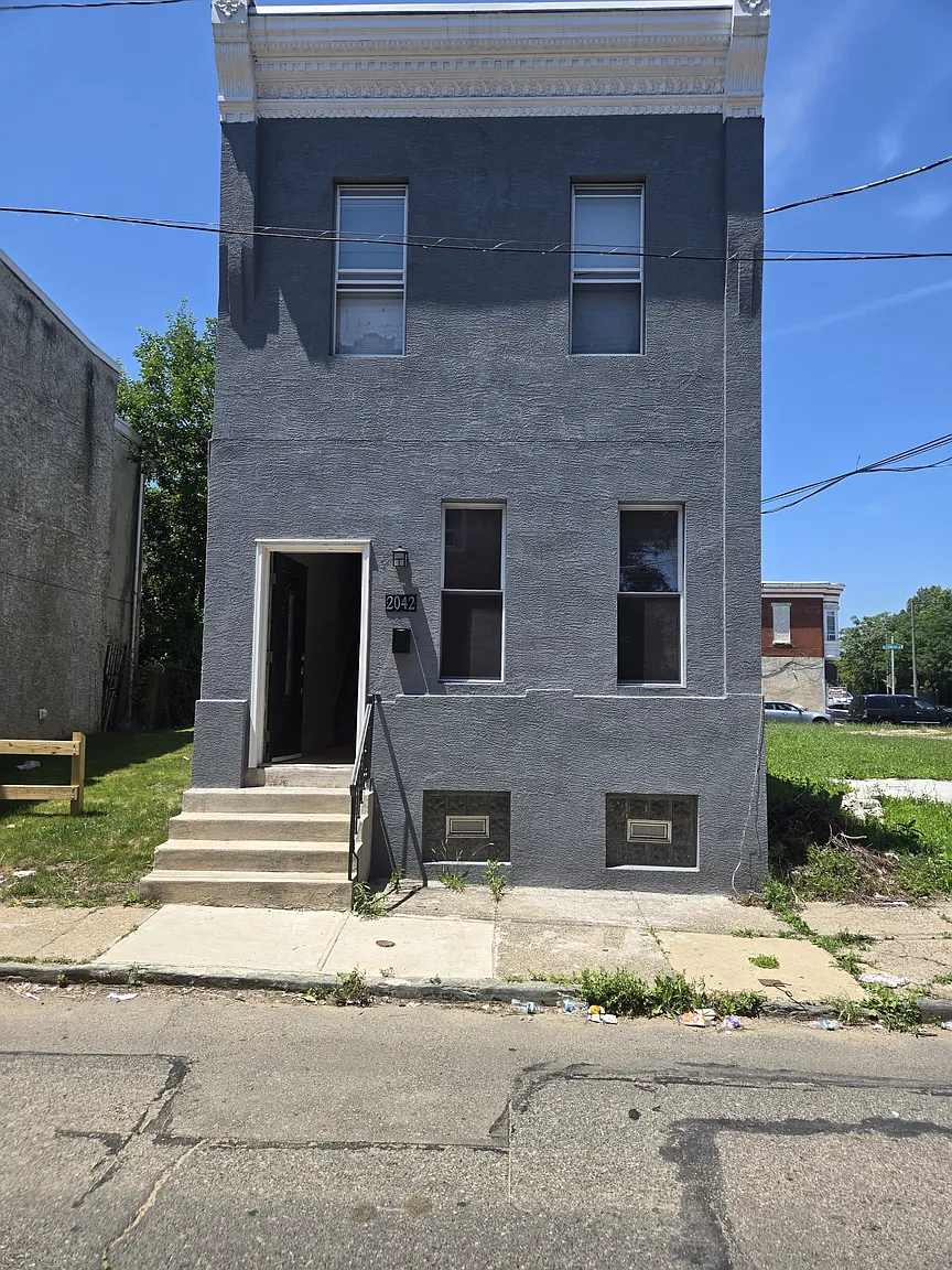 2042 N Stillman St photo 1