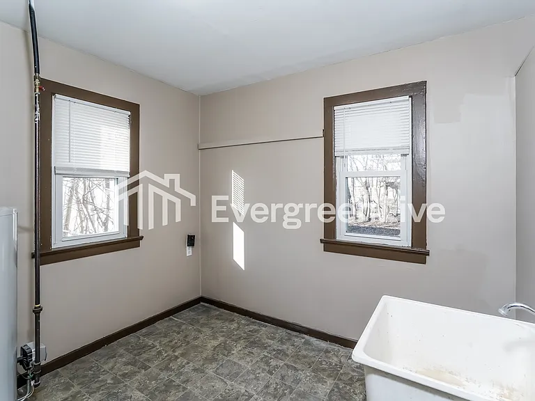 5147 N 58th St — Photo 13