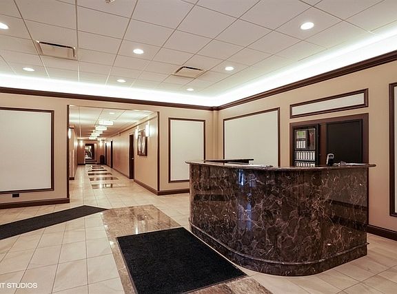 3rd image of 4850 S Lake Park Ave APT 809