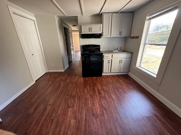 212 Crestview St — Photo 4