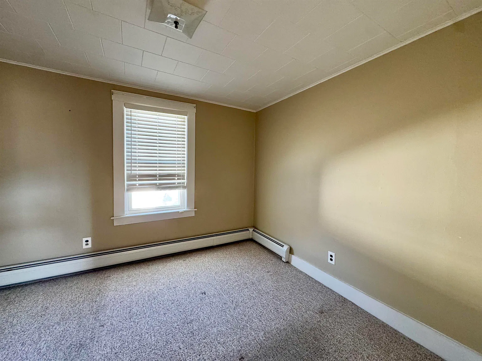 2 bed, 1.0 bath, 869 sqft, $1,200 — Photo 3