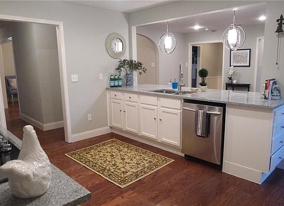 2nd image of 2915 Cambridgeshire Dr