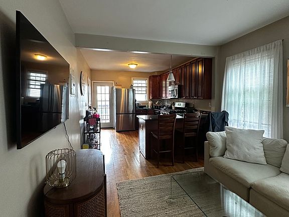 2nd image of 319-321 W 4th St #319-2