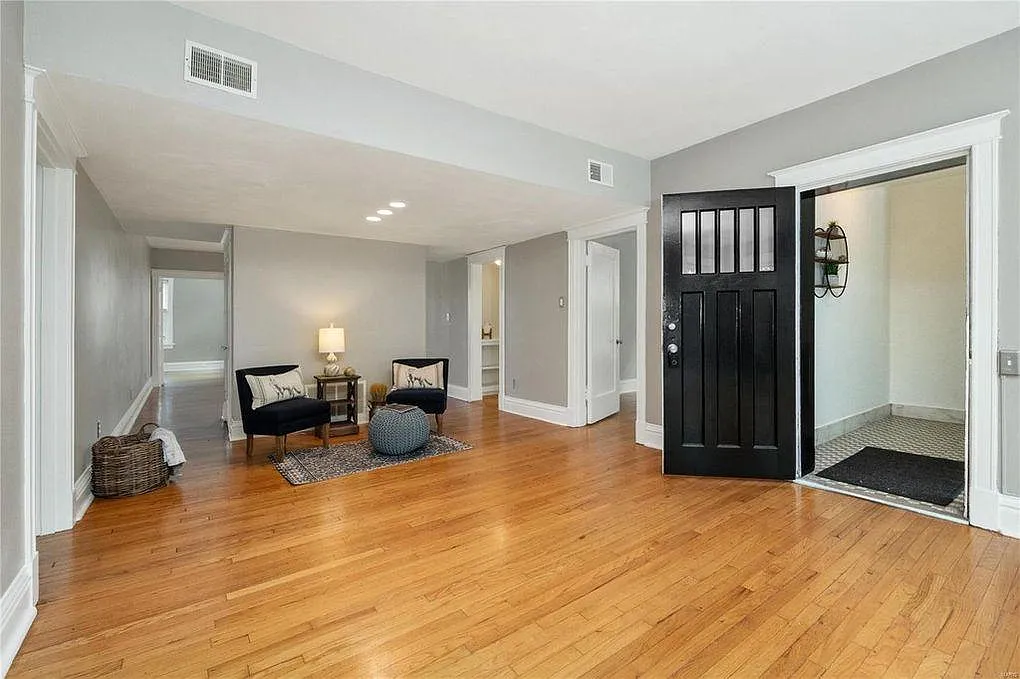 6301 Southwood Ave — Photo 2