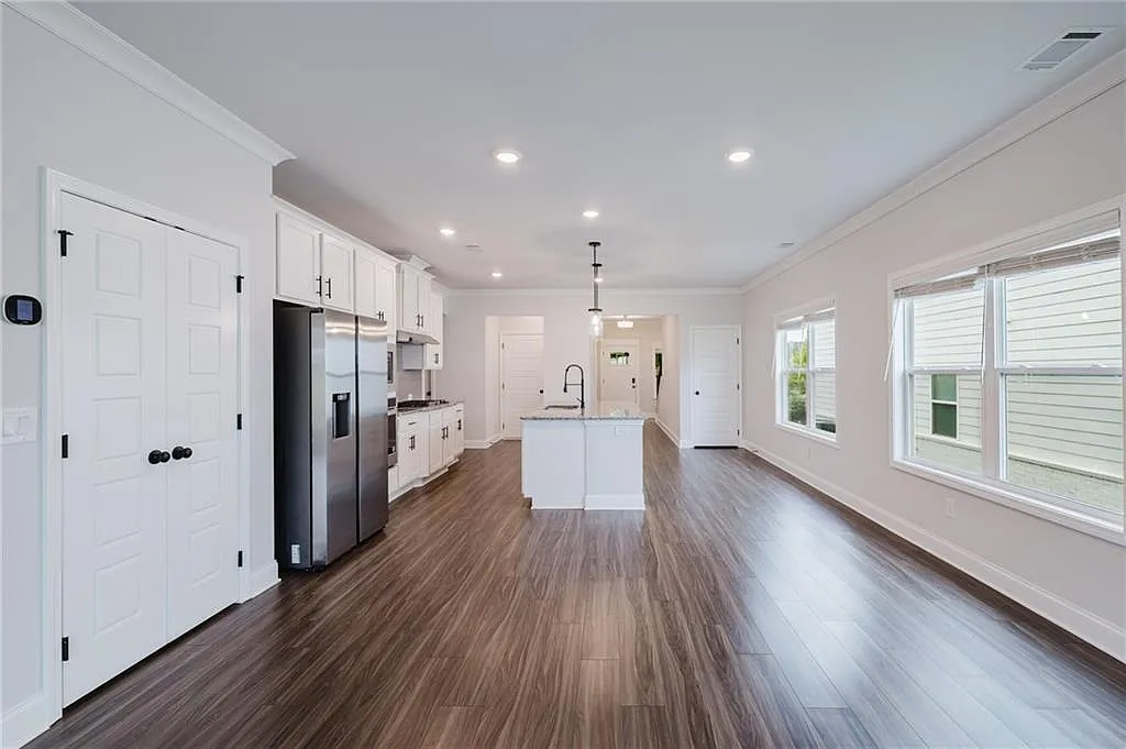 5 bed, 3.5 bath, 2621 sqft, $2,700 — Photo 4