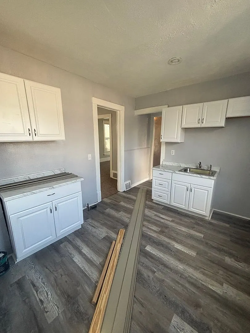 3bd Single Section 8/Cash Pay — Photo 2