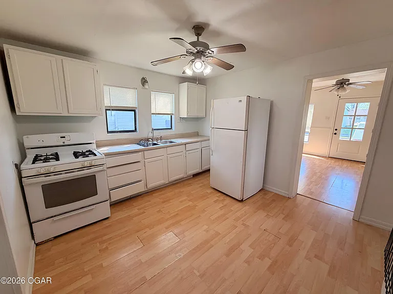1013 E Broadway St — Photo 8