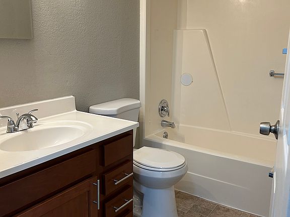 5th image of 233 Waterbury Ct