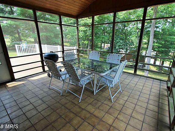 4th image of 736 Hillcrest Dr