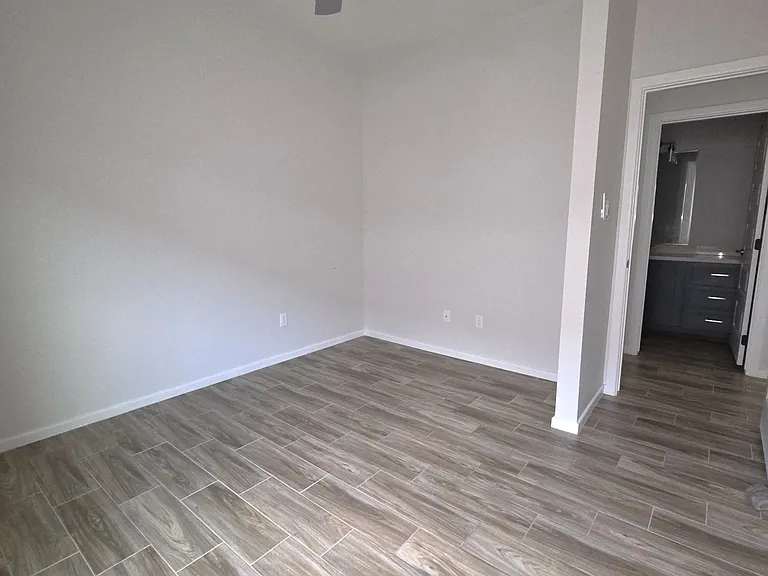913 N Clarence Ave — Photo 16