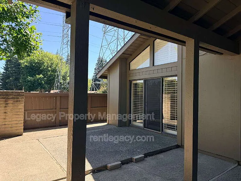 255 Munroe St — Photo 4