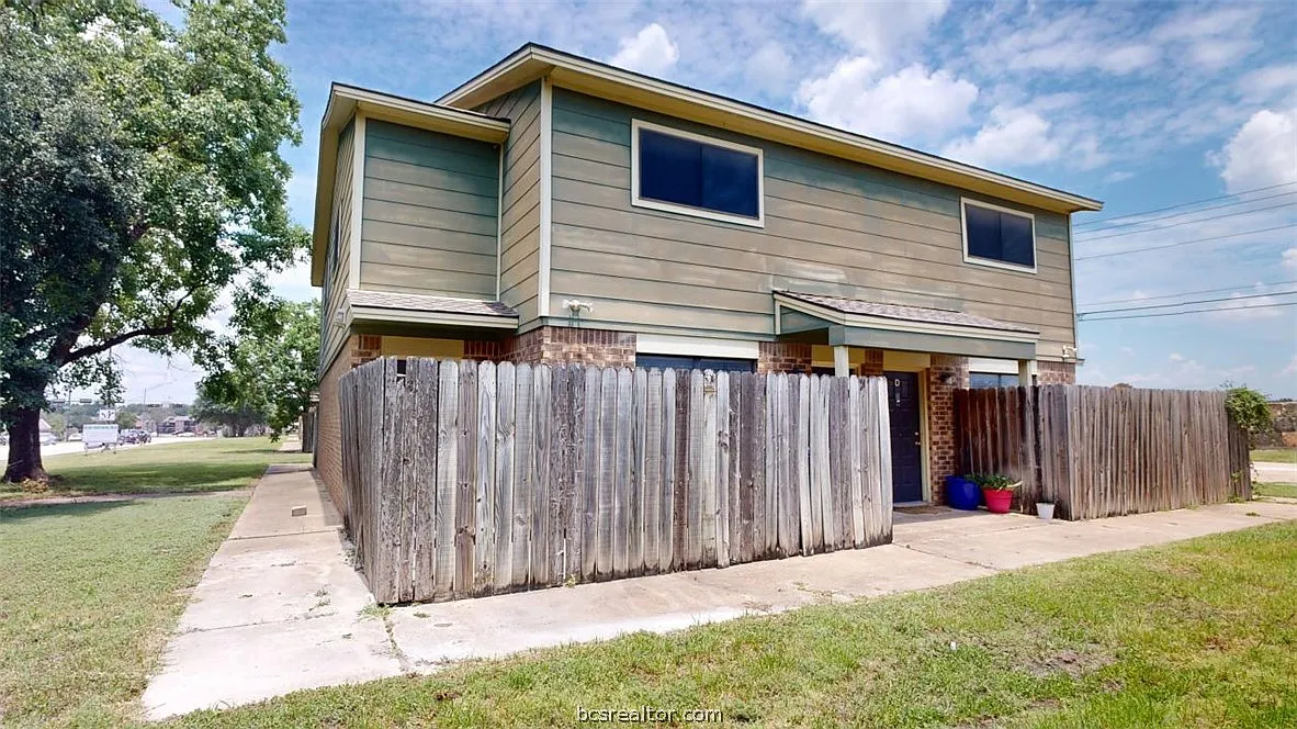 2 bed, 1.5 bath, 1101 sqft, $1,100 — Photo 1