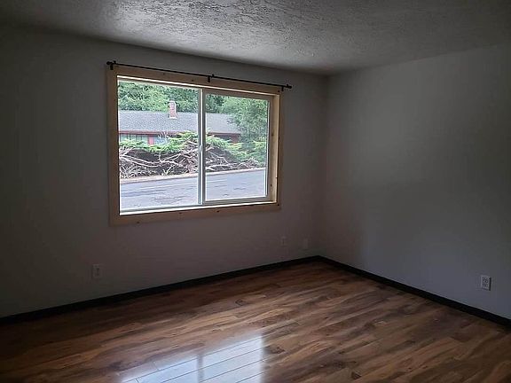 2nd image of 1931 SE Alder Lane Dr