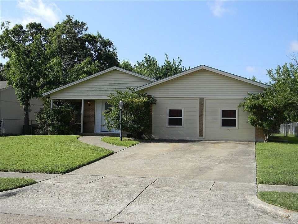 1st image of 830 Lexington Dr