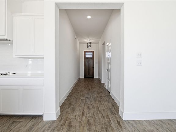 4th image of 112 Cattleman Dr