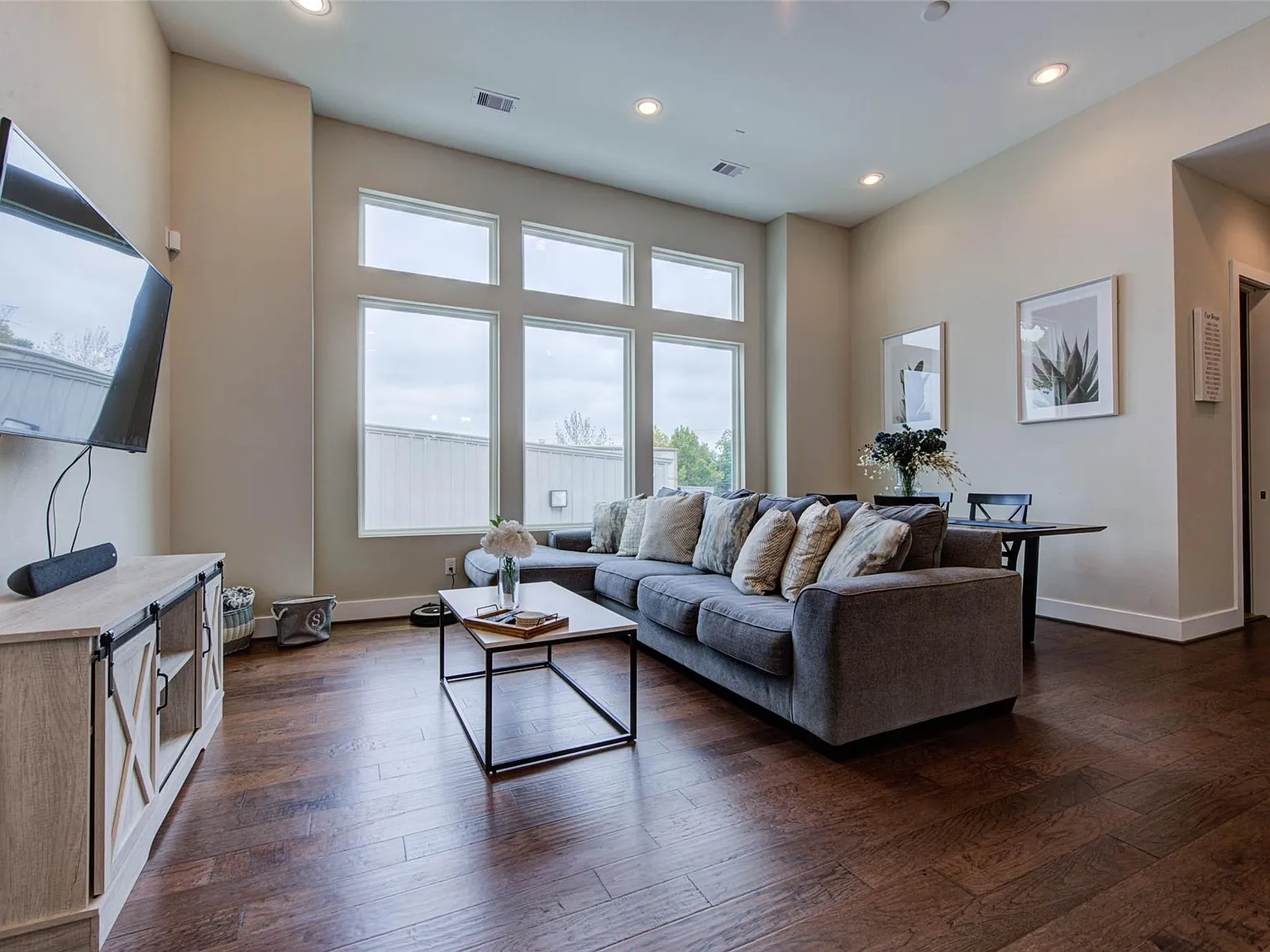 3 bed, 2.5 bath, 1605 sqft, $2,450 — Photo 3